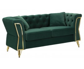 Glamour zelen&aacute; dvoum&iacute;stn&aacute; sedačka Velaria se sametov&yacute;m čalouněn&iacute;m s pro&scaron;&iacute;v&aacute;n&iacute;m chesterfield na opěradle a zlat&yacute;mi detaily 162cm