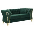 Art deco dvoumístná sedačka Velaria s tmavě zeleným sametovým čalouněním s chesterfield prošíváním na vnitřní straně opěrek s diamantovým vzorem na vnějších bocích a zlatými kovovými prvky a měkké čalouněné polštáře