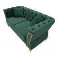 Glamour zelen&aacute; dvoum&iacute;stn&aacute; sedačka Velaria se sametov&yacute;m čalouněn&iacute;m s pro&scaron;&iacute;v&aacute;n&iacute;m chesterfield na opěradle a zlat&yacute;mi detaily 162cm