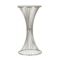Art deco příruční stolek Nelia ve stříbrné barvě z kovových tyčí ve tvaru přesýpacích hodin s vrchní deskou z mramoru v kulatém tvaru v bílo šedé barvě s šedými žilkami