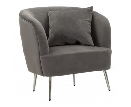 Designov&eacute; art deco &scaron;ed&eacute; čalouněn&eacute; křeslo Cally s pol&scaron;t&aacute;řem s potahem ze sametu se zaoblenou opěrkou na čtyřech ze&scaron;ikmen&yacute;ch nožičk&aacute;ch z kovu v leskl&eacute;m chromov&eacute;m proveden&iacute;