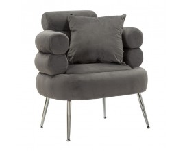 Designov&eacute; glamour &scaron;ed&eacute; sametov&eacute; křeslo Taglia s pěnov&yacute;m čalouněn&iacute;m a opěrkou ze tř&iacute; v&aacute;lcovit&yacute;ch prvků s jedn&iacute;m čtvercov&yacute;m pol&scaron;t&aacute;řem s pěnov&yacute;m čalouněn&iacute;m a nožičkami z kovu v leskl&eacute;m chromov&eacute;m proveden&iacute;