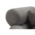 Moderní art deco křeslo Taglia s designovou opěrkou s šedým sametovým potahem a chromovými nožičkami 85 cm