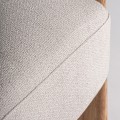 Luxusní skandinávské křeslo Naria s béžovým látkovým potahem a světlými dubovými nožičkami 70 cm