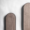 Art deco nástěnné kulaté masivní zrcadlo Missy s černým kovovým rámem a hnědým dřevěným dekorem 222 cm