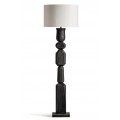 Luxusní moderní designová černá stojací lampa Ninewe s masivní vyřezávanou dřevěnou podstavou s černým lakováním a kulatým stínítkem v krémové barvě s výraznou strukturou z juty