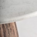 Luxusní mramorový kulatý příruční stolek Colton s bílou vrchní deskou a hnědou nohou z masivního dřeva 45 cm