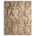 Luxusní velká nástěnná dekorace Polisa z masivního suarového dřeva v hnědé barvě s vyřezávanými motivy egyptských hieroglyfů v obdélníkovém tvaru