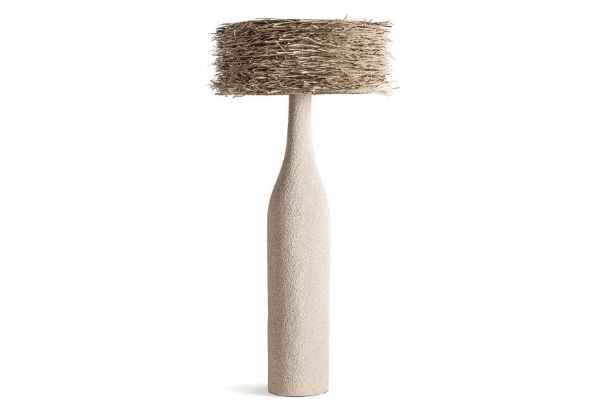 Luxusní vysoká stojací lampa Narisa v etno stylu se strukturovanou nohou v krémové barvě z pryskyřice a stínítkem v kulatém tvaru z mořské trávy v hnědé barvě