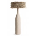 Luxusní vysoká stojací lampa Narisa v etno stylu se strukturovanou nohou v krémové barvě z pryskyřice a stínítkem v kulatém tvaru z mořské trávy v hnědé barvě