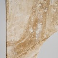 Luxusní art deco čtvercový travertinový konzolový stolek Lorisa v béžově pískové barvě s klenbovým otvorem 60 cm