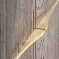 Luxusní dvoudveřová art deco skříň Ardelle v hnědém odstínu se dvěma poličkami se zlatými úchyty 142 cm