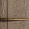 Luxusní dvoudveřová art deco skříň Ardelle v hnědém odstínu se dvěma poličkami se zlatými úchyty 142 cm