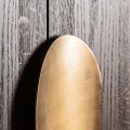 Luxusní art deco dvoudveřová geometrická hnědá barová skříňka Nisi se třemi poličkami se zlatým kovovým detailem 141 cm