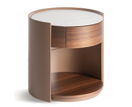 Luxusní moderní kulatý noční stolek Grisham se šuplíkem a policí v hnědé barvě s vrchní deskou z bílého mramoru 48 cm