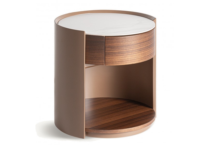 Luxusní designový hnědý příruční stolek Grisham s kulatou mramorovou vrchní deskou v bílé barvě s šedou kresbou se zásuvkou bez úchytek a policí s designem přírodního dřeva s letokruhy