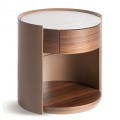 Luxusní designový hnědý příruční stolek Grisham s kulatou mramorovou vrchní deskou v bílé barvě s šedou kresbou se zásuvkou bez úchytek a policí s designem přírodního dřeva s letokruhy