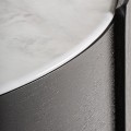 Luxusní moderní oválný noční stolek Sophiette v černé barvě se dvěma šuplíky a bílou mramorovou deskou 48 cm