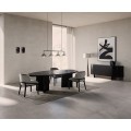 Luxusní moderní sestava nábytku do jídelny Davaro s nádechem art deco stylu s dvoudveřovým příborníkem a oválným stolem z pravé ořechové dýhy v tmavě hnědé barvě a se židlemi s potahem z buklé a sametu ve světlé šedé a hnědé barvě