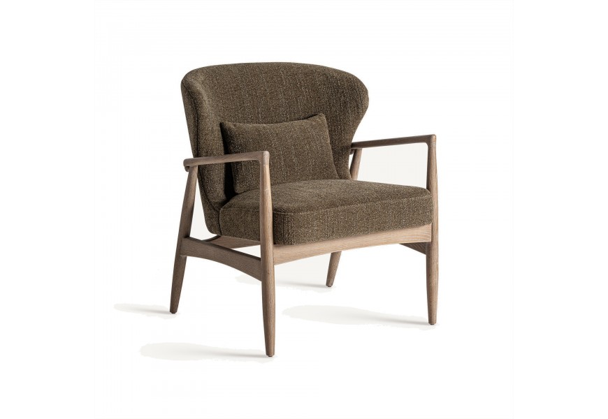 Luxusní retro křeslo Ulinop v khaki zelené barvě s nožičkami a opěrkou z masivního jasanového dřeva v hnědé barvě s opěrkou s ušákovým nádechem