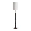 Luxusní etno stojací lampa Mulinos se stínítkem z bavlny ve válcovém tvaru s bouclé potahem v bílé barvě s vyřezávanou nohou v černé barvě s tyčí z kovu ve zlaté barvě
