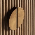 Luxusní art deco dvoudveřová masivní hnědá barová skříňka Neelam se dvěma poličkami a zlatými kovovými úchyty 152 cm