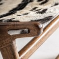 Luxusní vintage kožené křeslo Huron se srstí se zvířecím bílo černým vzorem s hnědou dřevěnou konstrukcí 82 cm