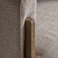 Luxusní moderní klubové křeslo Lexia s hnědou dřevěnou podstavou a béžovým textilním potahem 76 cm