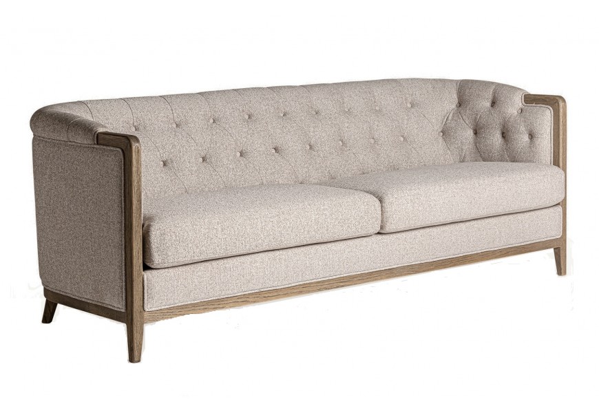 Luxusní designová sedačka Susanne s masivní dřevěnou konstrukcí v hnědé barvě a čalouněním s chesterfield prošíváním s kulatými knoflíky s textilním potahem v béžové barvě