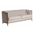Luxusní designová sedačka Susanne s masivní dřevěnou konstrukcí v hnědé barvě a čalouněním s chesterfield prošíváním s kulatými knoflíky s textilním potahem v béžové barvě