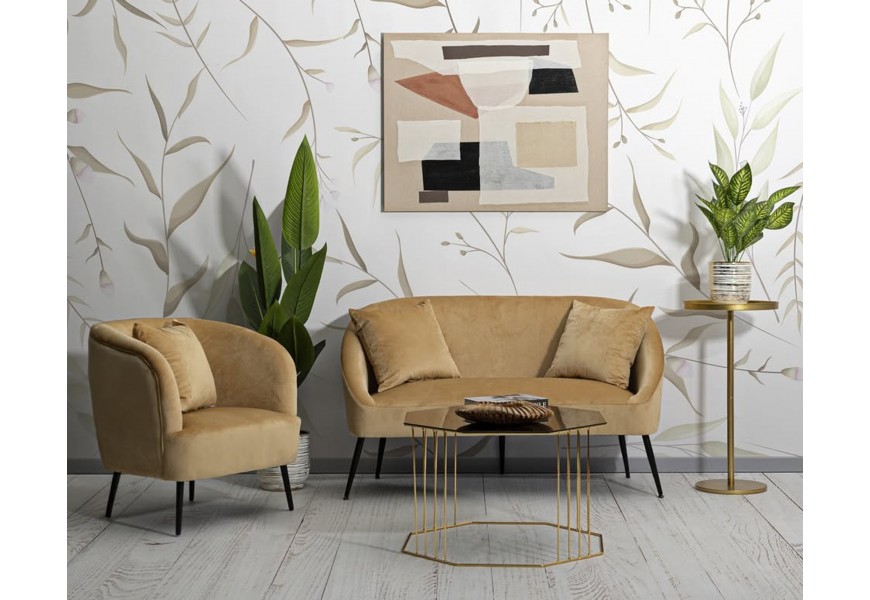 Designová glamour sestava nábytku do obývacího pokoje Cally s dvousedačkou a křeslem s hořčičně žlutým sametovým potahem a zlatým kulatým příručním stolkem a zlatým osmiúhelníkovým konferenčním stolkem s černou vrchní deskou