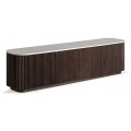 Luxusní art deco televizní stolek Acordeo se čtyřmi dvířky v hnědé barvě s dekorativní strukturou a vrchní deskou v bílé barvě z mramoru