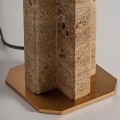 Luxusní art deco bouclé bílá stolní lampa Rake s geometrickou hranatou béžovou travertinovou nohou s bavlněným stínítkem 80 cm
