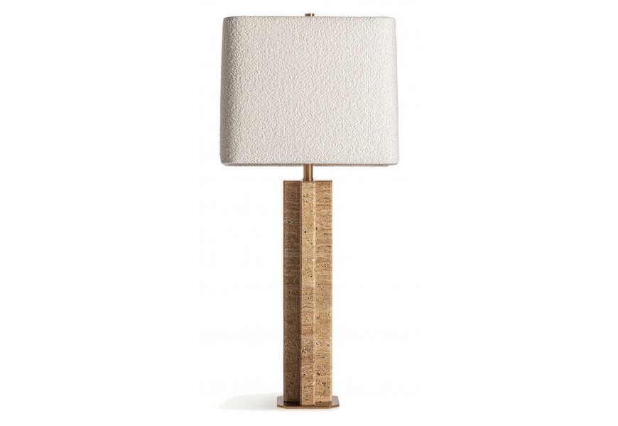 Luxusní art deco bouclé bílá stolní lampa Rake s geometrickou hranatou béžovou travertinovou nohou s bavlněným stínítkem 80 cm