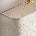 Luxusní art deco travertinová stolní lampa Rake v béžové pískové barvě se čtvercovým bouclé bílým bavlněným stínítkem 67 cm