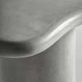 Luxusní art deco atypický šedý příruční stolek Morisa s válcovou nohou a vlnitou vrchní deskou s mramorovým efektem 61 cm