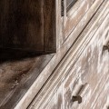 Luxusní koloniální hnědá knihovna Polina s vintage bílou patinu se skříňkou se šesti zásuvkami a jedenácti policemi 216 cm