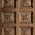 Luxusní etno čtyřdveřový masivní obdélníkový příborník Hosefa s vyřezávanými čtvercovými ornamenty a kovovými nožičkami 206 cm