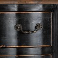 Luxusní vintage černá komoda Zena Noir se třemi zásuvkami s kovovými úchyty s hnědou vrchní deskou 70 cm