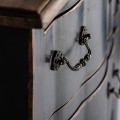 Luxusní vintage černá komoda Zena Noir se třemi zásuvkami s kovovými úchyty s hnědou vrchní deskou 70 cm