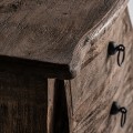 Luxusn&iacute; koloni&aacute;ln&iacute; masivn&iacute; hněd&aacute; komoda Valias se čtyřmi &scaron;upl&iacute;ky v atypick&eacute;m tvaru s kovov&yacute;mi &uacute;chyty 68 cm