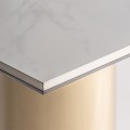 Luxusní art deco čtvercový zlatý barový stůl Boas s válcovou nohou a porcelánovou bílou deskou s mramorovým efektem 76 cm