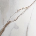 Luxusní art deco čtvercový zlatý barový stůl Boas s válcovou nohou a porcelánovou bílou deskou s mramorovým efektem 76 cm