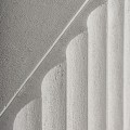 Luxusní art deco bílý čtyřdveřový obdélníkový TV stolek Zarina s betonovým vzhledem s vroubkováním se dvěma poličkami 200 cm
