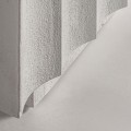 Luxusní art deco bílý čtyřdveřový obdélníkový TV stolek Zarina s betonovým vzhledem s vroubkováním se dvěma poličkami 200 cm