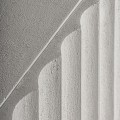 Luxusní art deco bílý čtyřdveřový příborník Zarina betonovým efektem s vroubkovaným povrchem se dvěma poličkami 180 cm