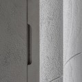 Luxusní art deco čtvercový bílý noční stolek Zarina se dvěma šuplíky s betonovým efektem s vroubkováním 50 cm
