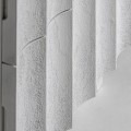 Luxusní art deco čtvercový bílý noční stolek Zarina se dvěma šuplíky s betonovým efektem s vroubkováním 50 cm
