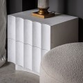 Luxusní art deco čtvercový bílý noční stolek Zarina se dvěma šuplíky s betonovým efektem s vroubkováním 50 cm