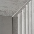 Luxusný art deco obdĺžnikový trojdverový biely príborník Zarina s betonovým efektom a vrúbkovanými dvierkami s poličkami 140 cm